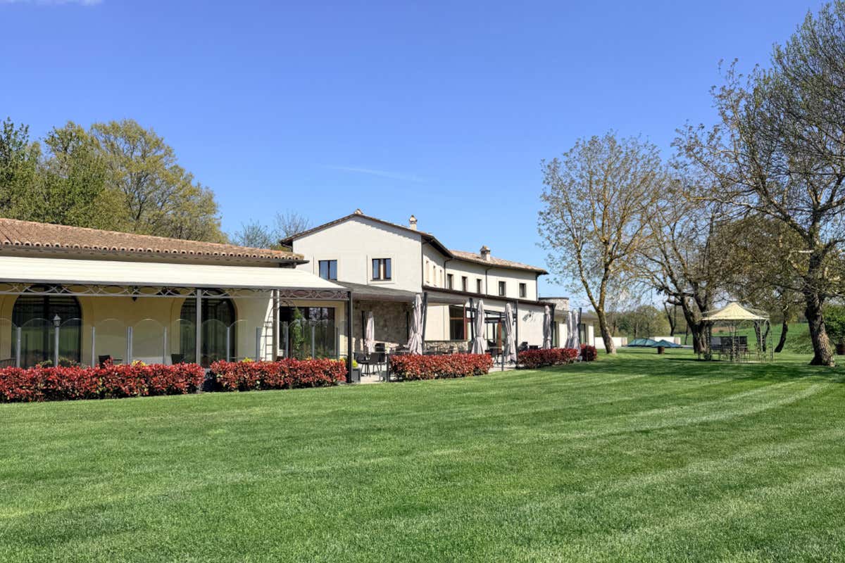 La facciata del resort Borgo La Chiaracia