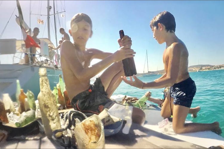 I ragazzzini in azione. Le foto stanno facendo il giro del web  (Sardegna, ragazzini ripulisconoil mare: «Ci sentiamo come Greta»)