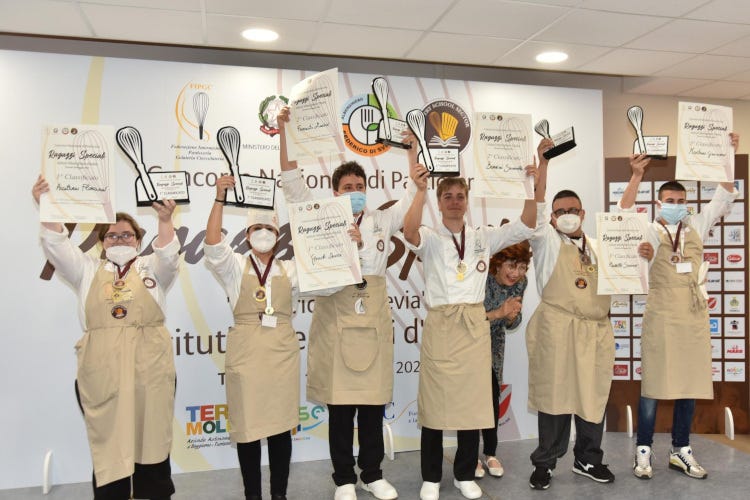Il podio Concorso nazionale di pasticceria per ragazzi speciali, sul podio la scuola Tommaso Fiore