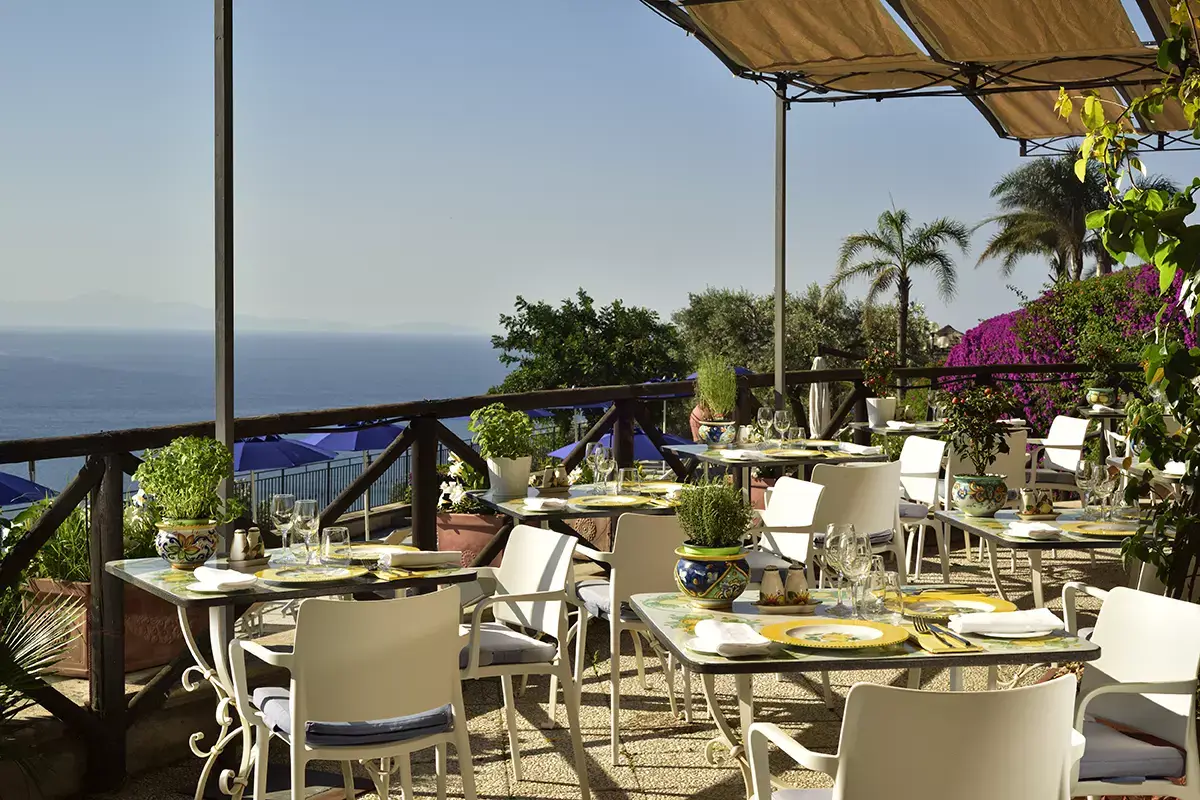 Pizza con vista in Costiera Amalfitana Pizza con vista in Costiera Amalfitana: l&rsquo;Hotel Raito apre Grill