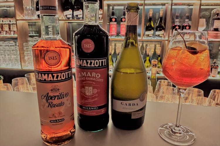 Il cocktail realizzato con amaro e spumante (Ramazzotti e Consorzio Garda DopUn connubio tra bollicine e amaro)