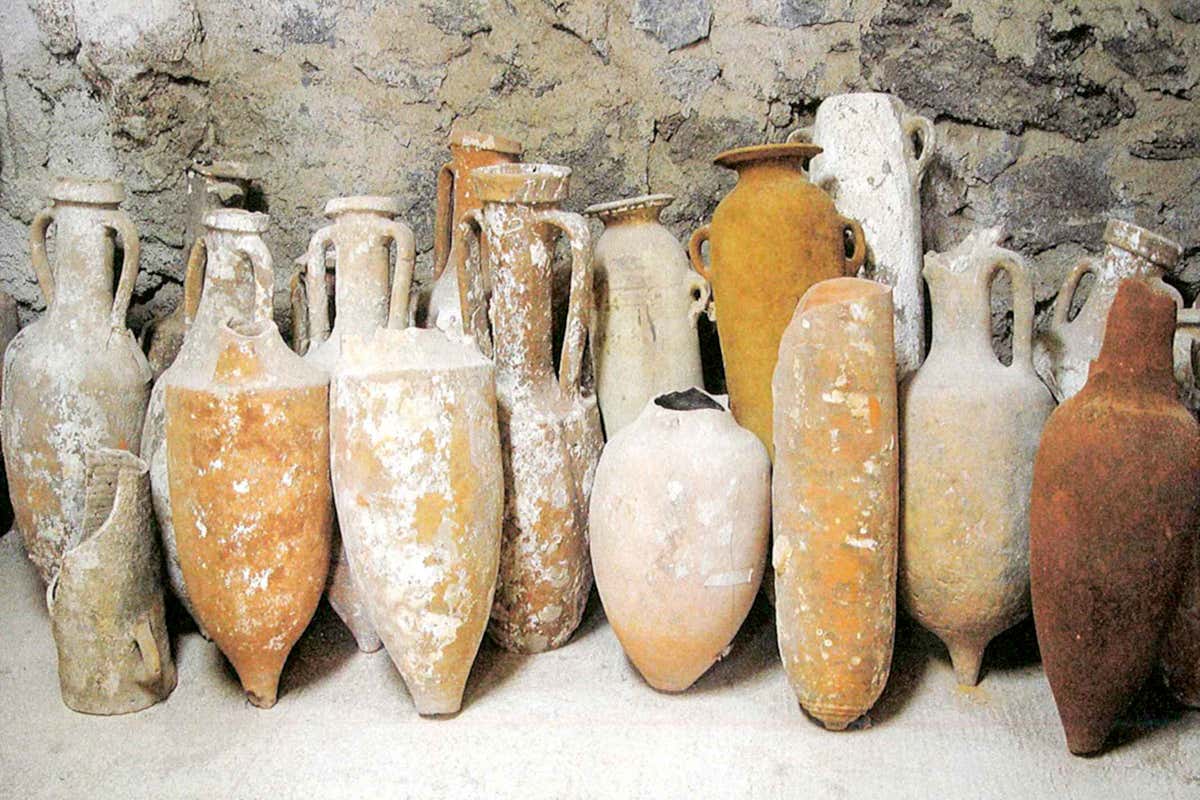 Le anfore siciliane, simbolo della tradizione alimentare e della cucina antica, testimoni della storia del cibo e della conservazione dei prodotti mediterranei
