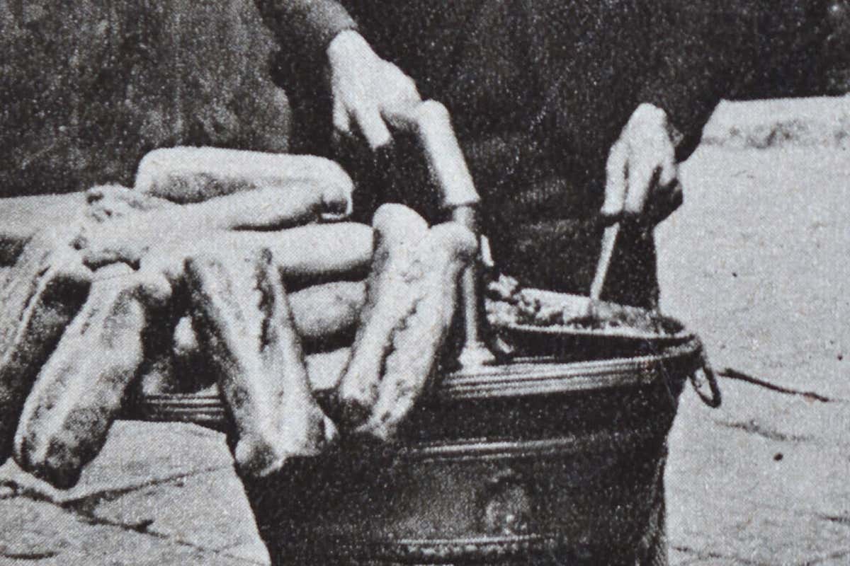 I buffettieri siciliani, antenati dello street food moderno, cucinano nei mercati all’aperto con ingredienti poveri ma saporiti