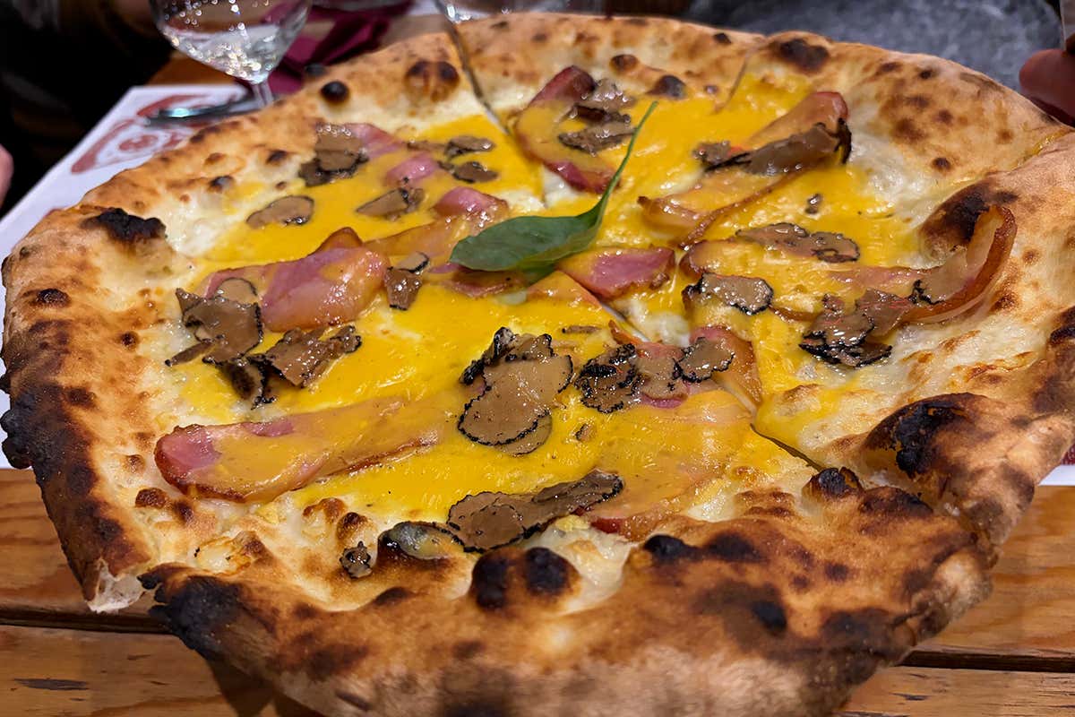 Pizza alla carbonara di tartufo
