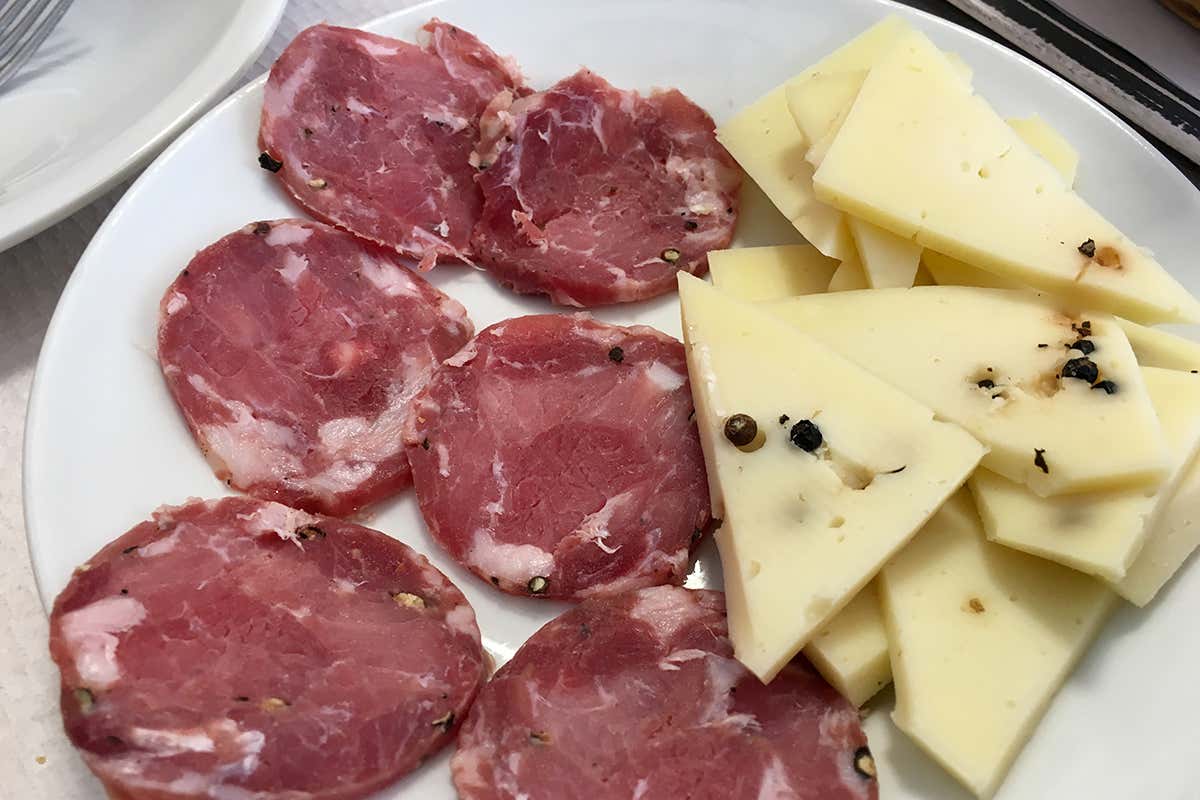 Salame e formaggio locali