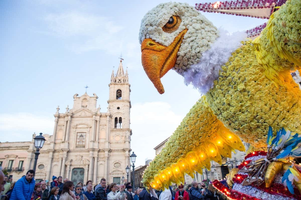 Giochi, carri allegorici e cibo: l’esperienza completa del Carnevale siciliano Giochi, carri allegorici e cibo: l’esperienza completa del Carnevale siciliano
