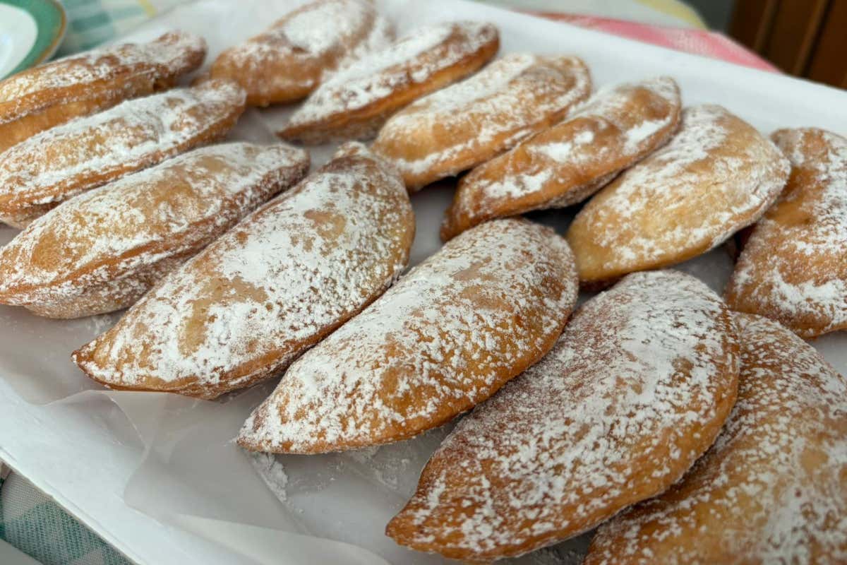 Giochi, carri allegorici e cibo: l’esperienza completa del Carnevale siciliano Giochi, carri allegorici e cibo: l’esperienza completa del Carnevale siciliano