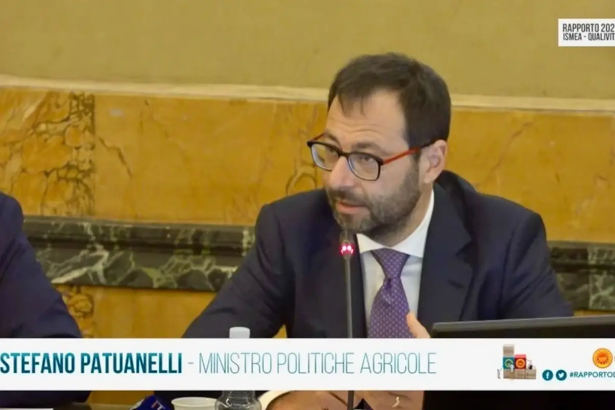 Il ministro dell'Agricoltura Stefano Patuanelli Prodotti Dop: cala il fatturato nel 2020, ma valgono il 20% dell&rsquo;agroalimentare