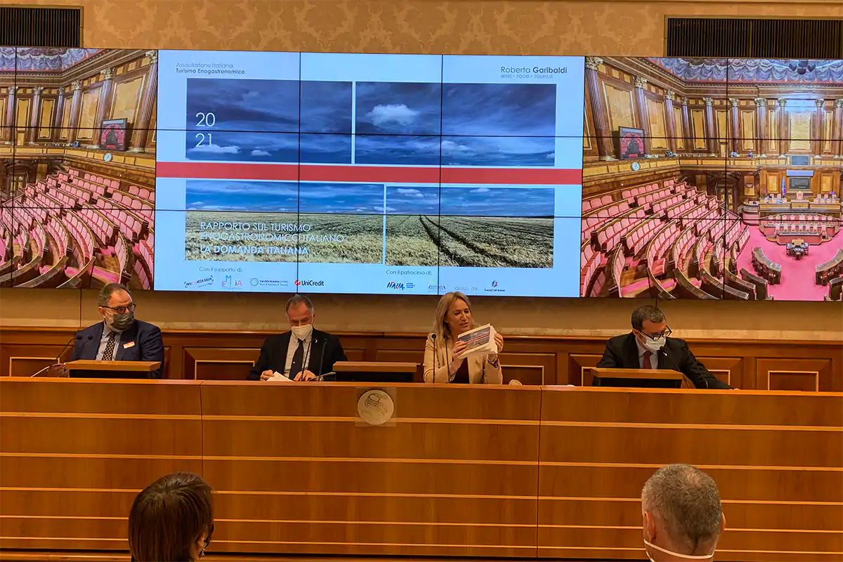 Un momento della presentazione in Senato Cibo, vino e territorio: ora il turista cerca esperienze pi&ugrave; dirette