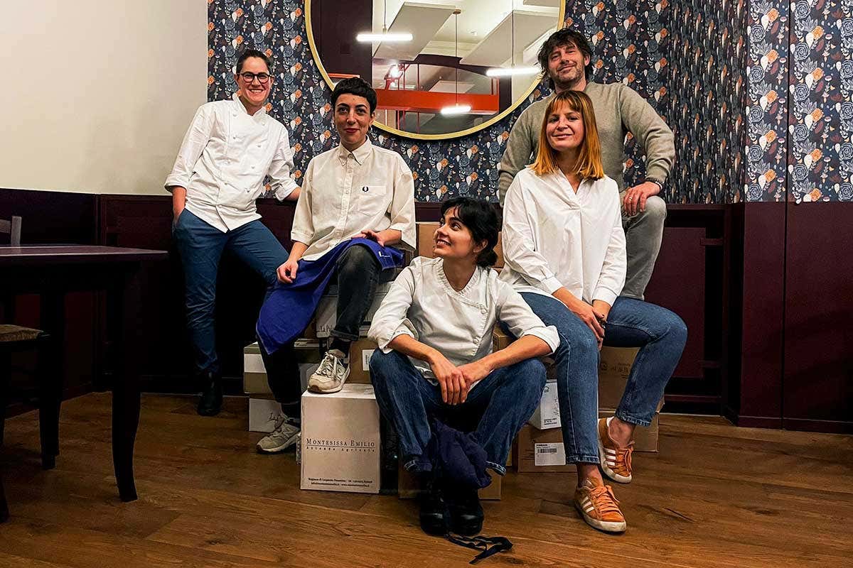 Lo staff del Remulass, in primo piano la cuoca Laura Santosuosso Apre Remulass, il fratello minore del Ratanà Lo staff del Remulass, in primo piano la cuoca Laura Santosuosso Apre Remulass, il fratello minore del Ratanà