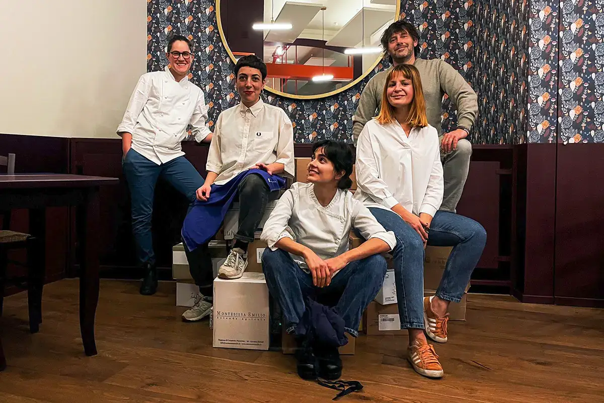 Lo staff del Remulass, in primo piano la cuoca Laura Santosuosso Apre Remulass, il fratello minore del Ratan&agrave;