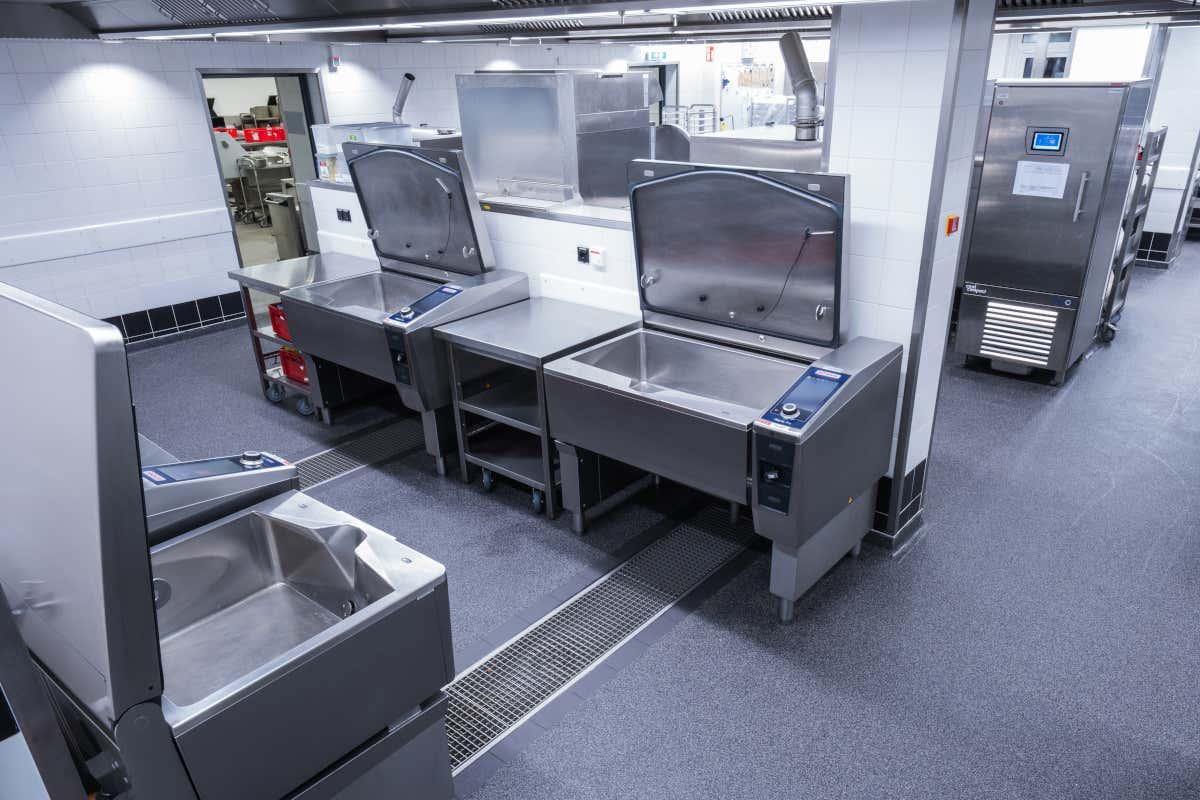 Una moderna cucina professionale con i sistemi iVario e iCombi di Rational