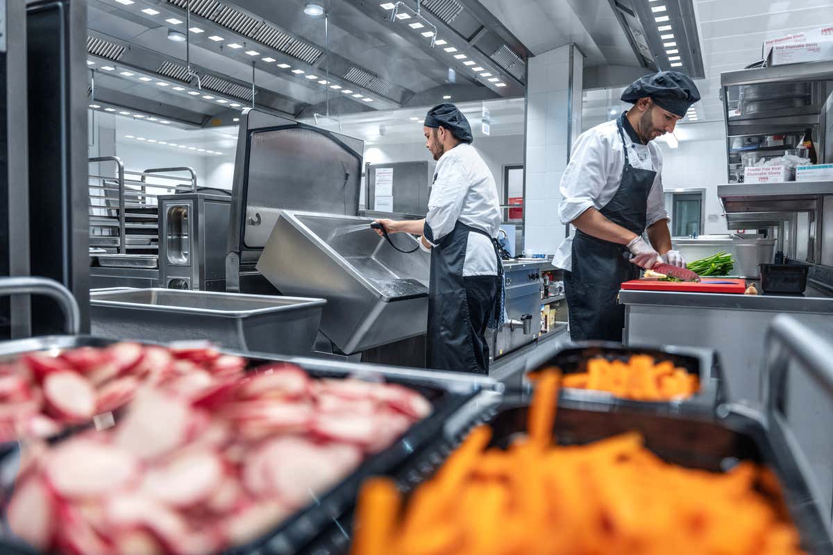 Mense, cucine sempre più piccole: il futuro è nelle attrezzature multifunzione Mense, cucine sempre più piccole: il futuro è nelle attrezzature multifunzione