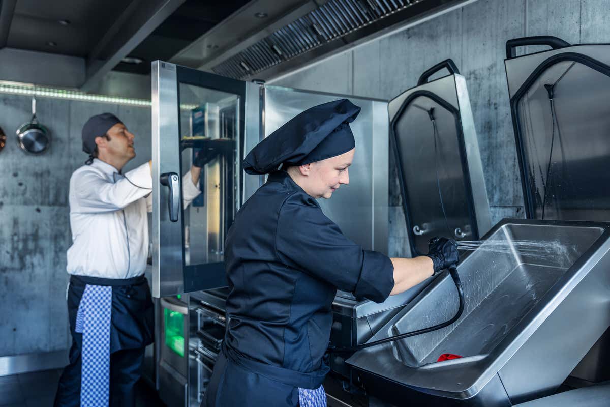 Efficienza e risparmio d’acqua: la pulizia sostenibile del forno iVario Pro Efficienza e risparmio d’acqua: la pulizia sostenibile del forno iVario Pro