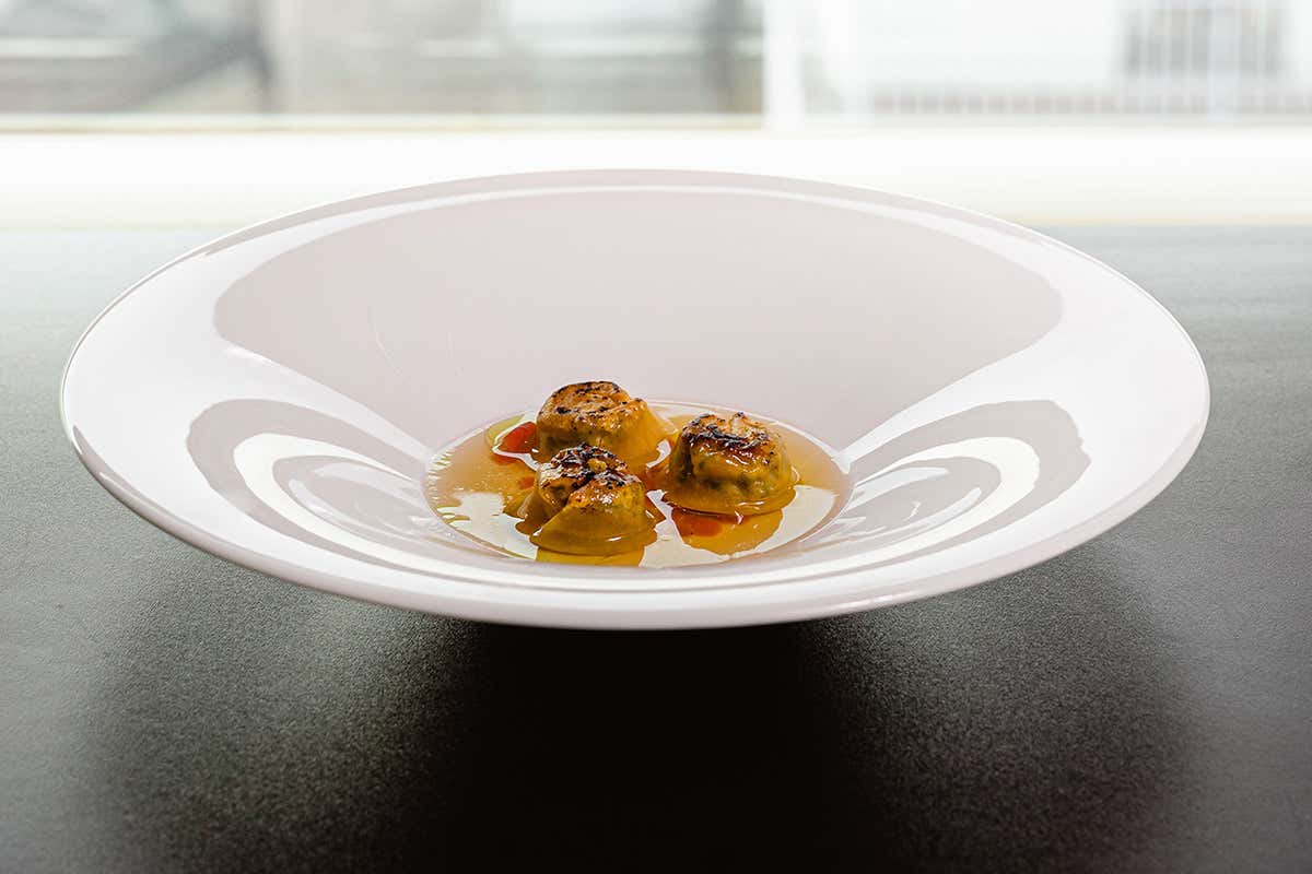 Ravioli d’astice, kimchi consommé, olio all’erba cipollina San Valentino in grande stile da Armani Hotel Milano