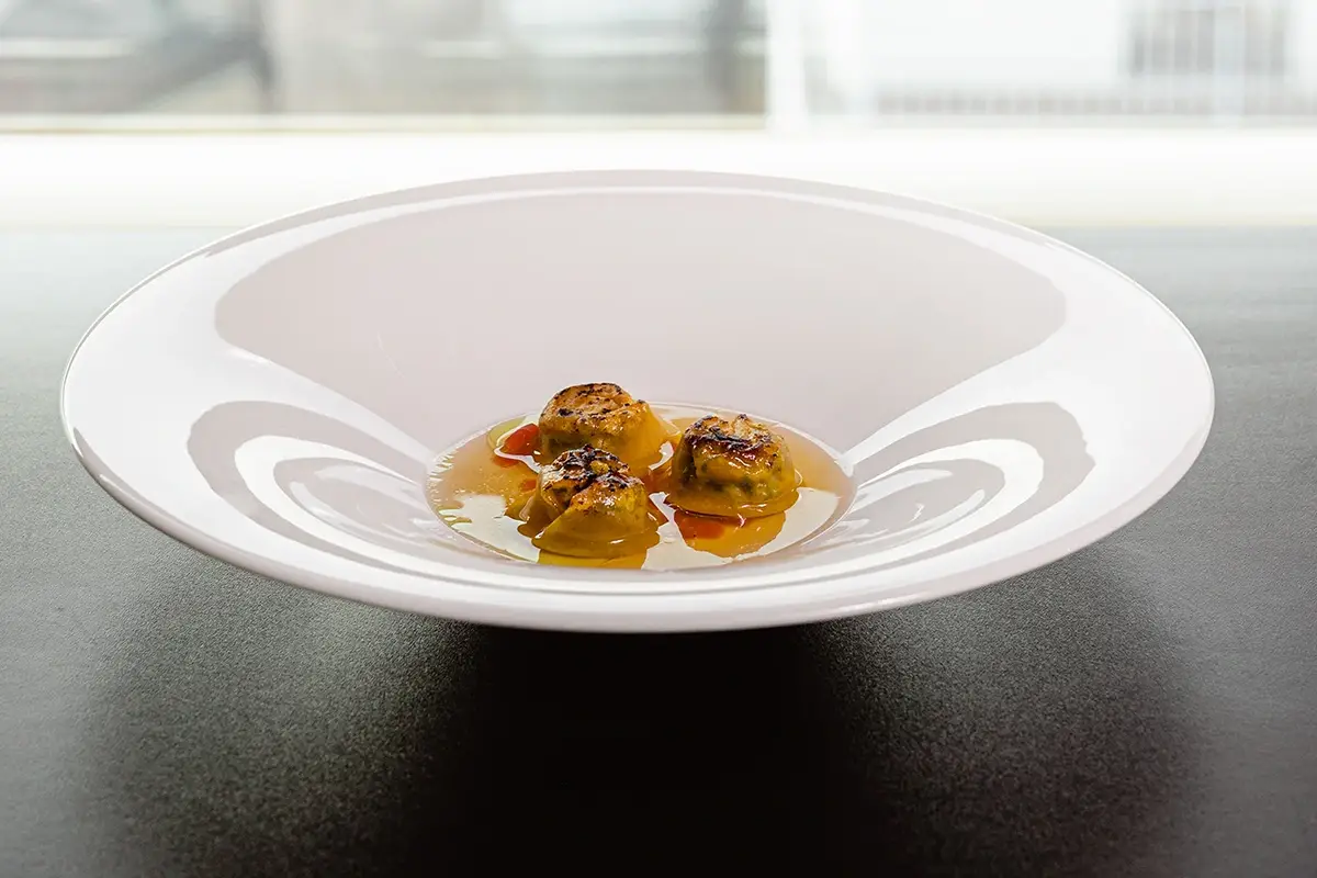 Ravioli d’astice, kimchi consommé, olio all’erba cipollina San Valentino in grande stile da Armani Hotel Milano
