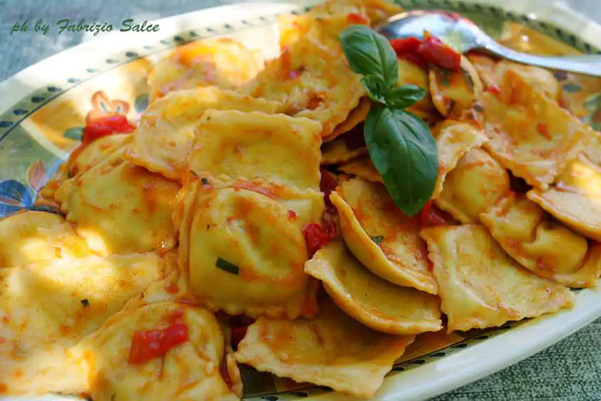 Ravioli di ricotta e pesto con sugo di pomodori Datterini e basilico Casale Amati: storia, quiete, accoglienza