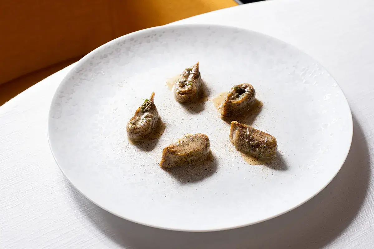 Ravioli di farina di mais Corvino farciti di salsiccia di polmone, burro, salvia Ravioli di mais Corvino farciti di salsiccia di polmone