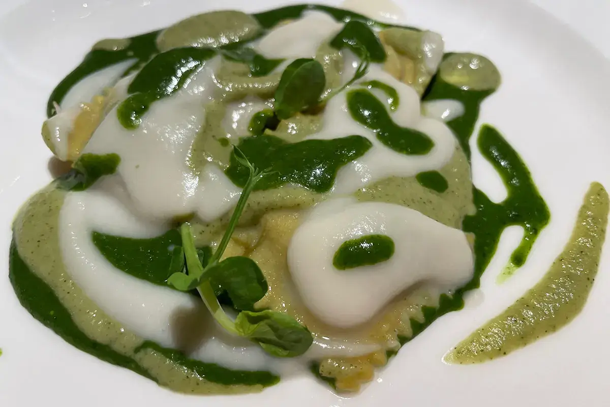 Ravioli ripieni di fontina, con creme di cavolfiore, broccoli e cime di rapa su base di acciughe del Cantabrico Dall'hotel alla Loge sui campi da sci, [Le Massif vince anche grazie all'alta cucina]