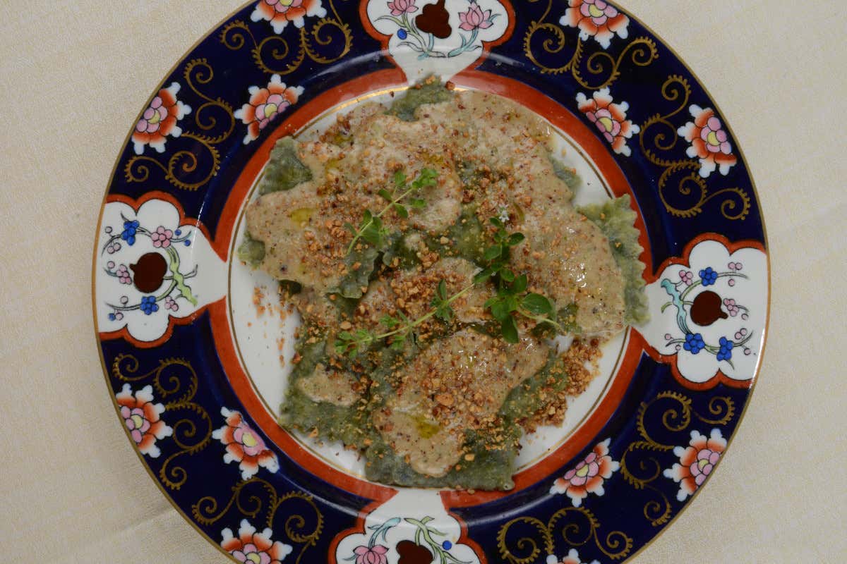 Ravioloni di erbette e Sarazzu con la salsa di nocciole Misto Chiavari