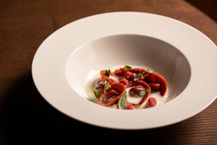 Raviolo di pomodoro arrosto, battuta di manzo e crema di latte al midollo Rum a tutto pasto? Sì! A Roma al ristorante Pulejo