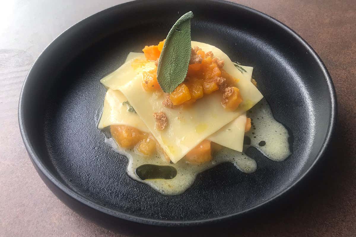 Raviolo scomposto con ripieno di faraona e ricotta (Paolo Basile) Un menu firmato Euro-Toques per promuovere la cucina italiana