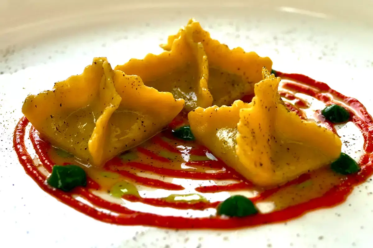 Raviolo con melanzana, maggiorana e peperone liquido A tavola a Biella? Matteo, una garanzia