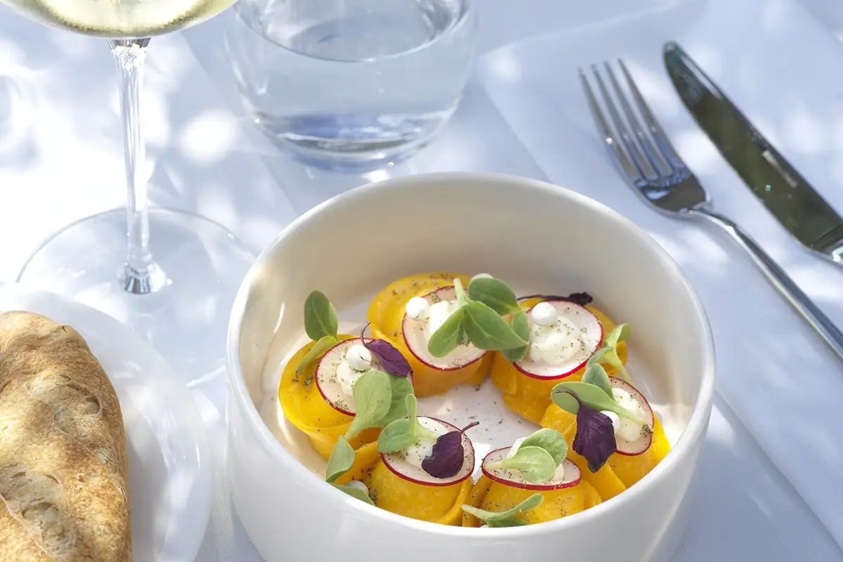 Raviolo di astice, pecorino, ravanello e fondo di vitello  I grandi classici guardando il lago al ristorante La Celeste