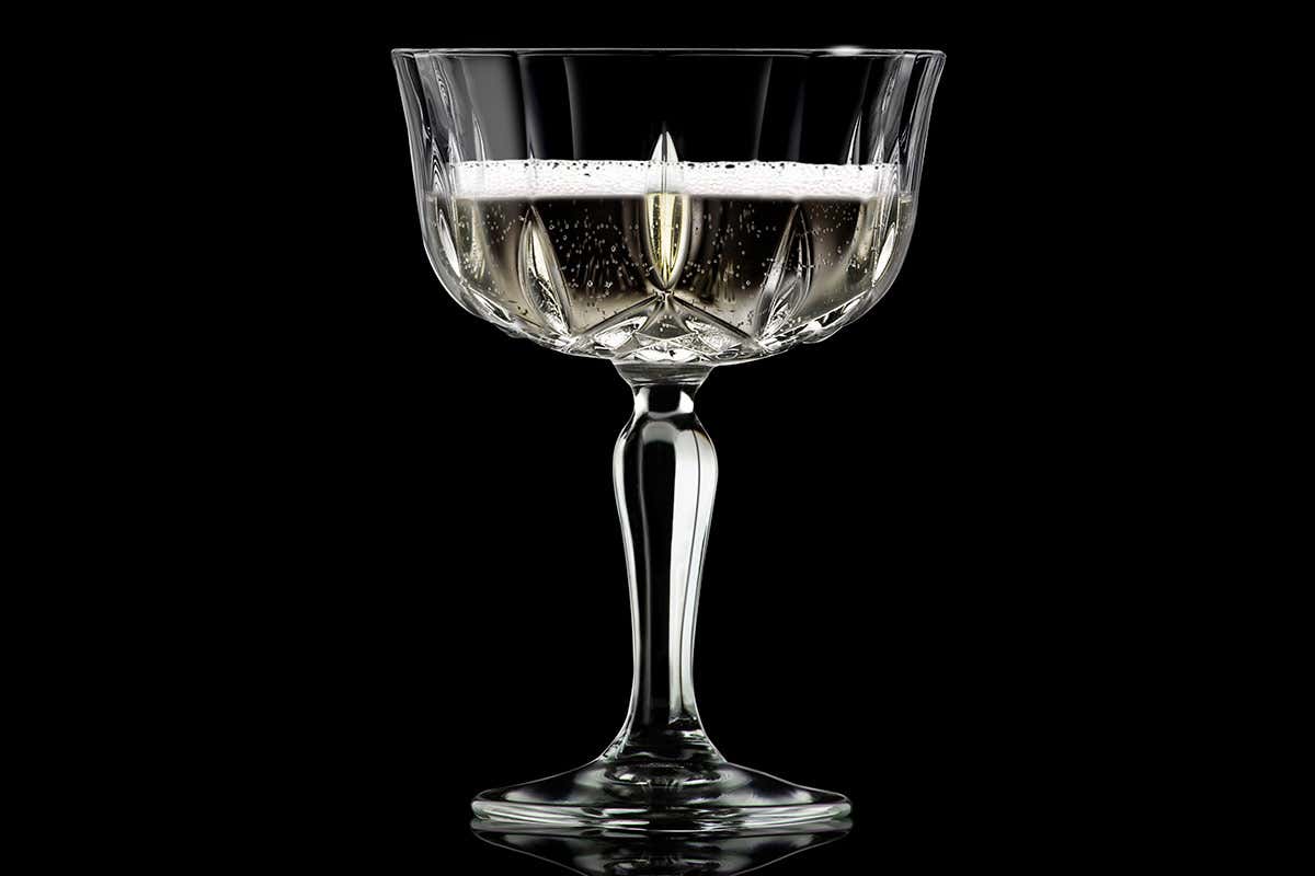 Calice Opera Festeggiamo stappando bollicine, ma attenzione a come servirle... Calice Opera Festeggiamo stappando bollicine, ma attenzione a come servirle...