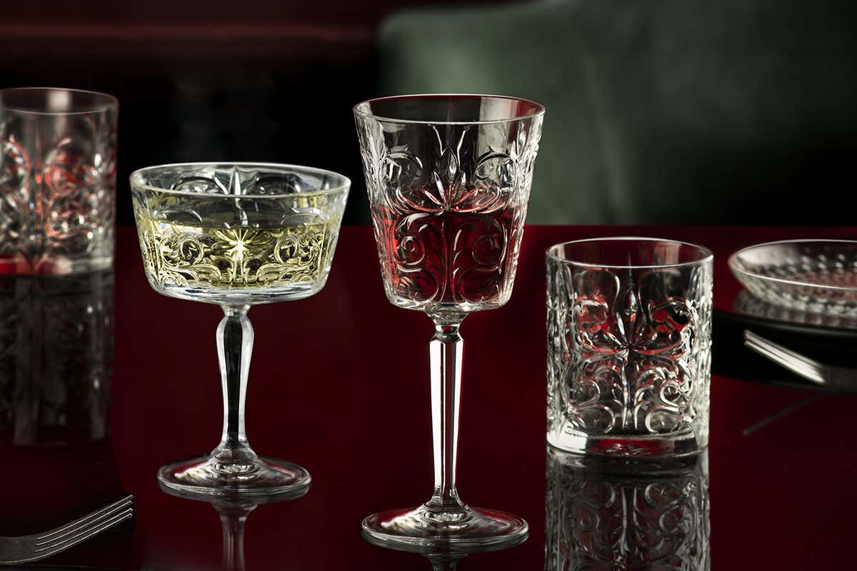 Linea Tattoo Festeggiamo stappando bollicine, ma attenzione a come servirle... Linea Tattoo Festeggiamo stappando bollicine, ma attenzione a come servirle...