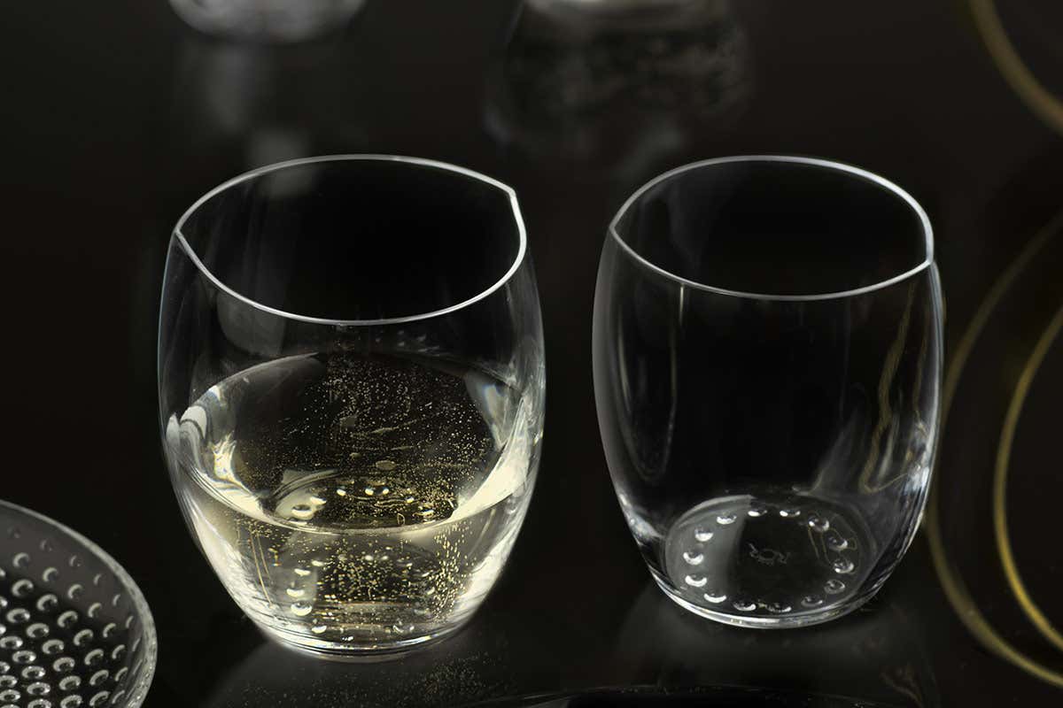 Bicchiere World’s Best Large Festeggiamo stappando bollicine, ma attenzione a come servirle... Bicchiere World’s Best Large Festeggiamo stappando bollicine, ma attenzione a come servirle...