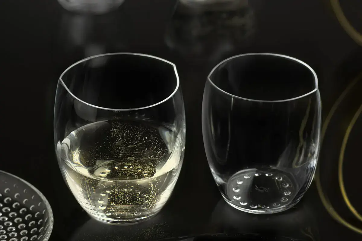 Bicchiere World&rsquo;s Best Large Festeggiamo stappando bollicine, ma attenzione a come servirle...