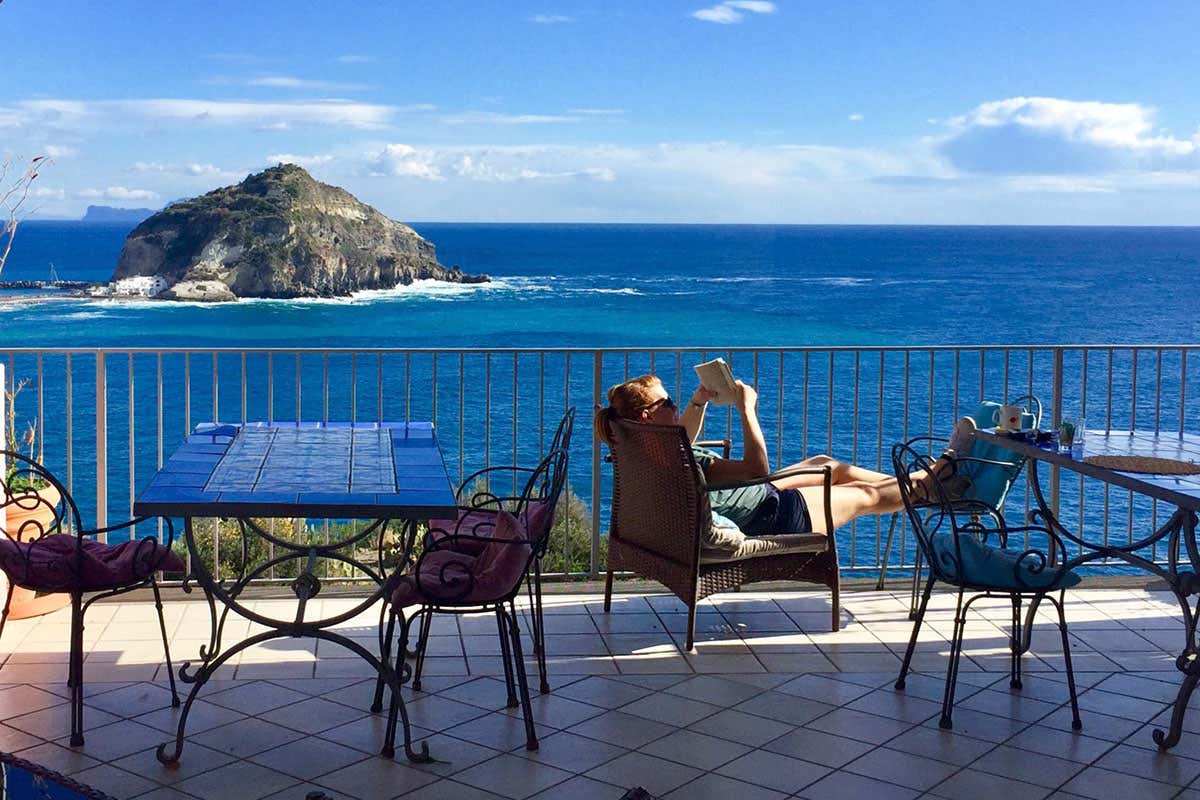 Relax in terrazza Hotel Torre Sant’Angelo, terrazza sul mare di Ischia Relax in terrazza Hotel Torre Sant’Angelo, terrazza sul mare di Ischia