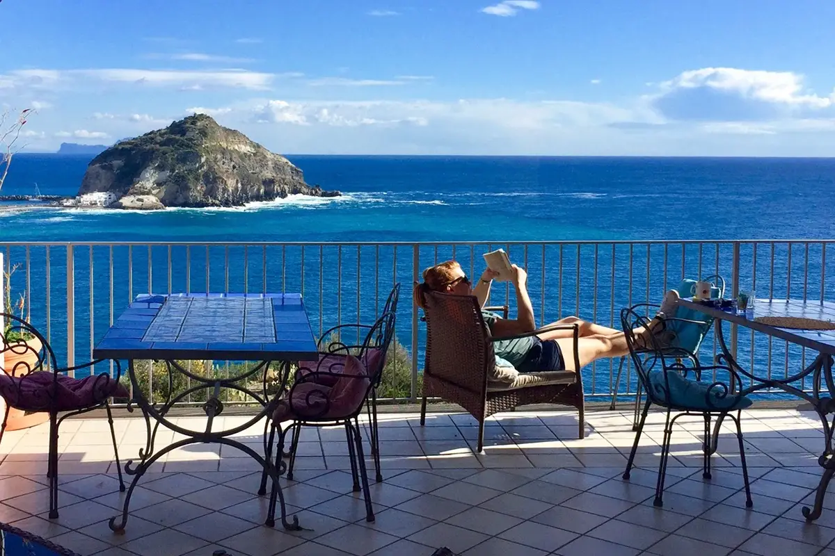 Relax in terrazza Hotel Torre Sant&rsquo;Angelo, terrazza sul mare di Ischia