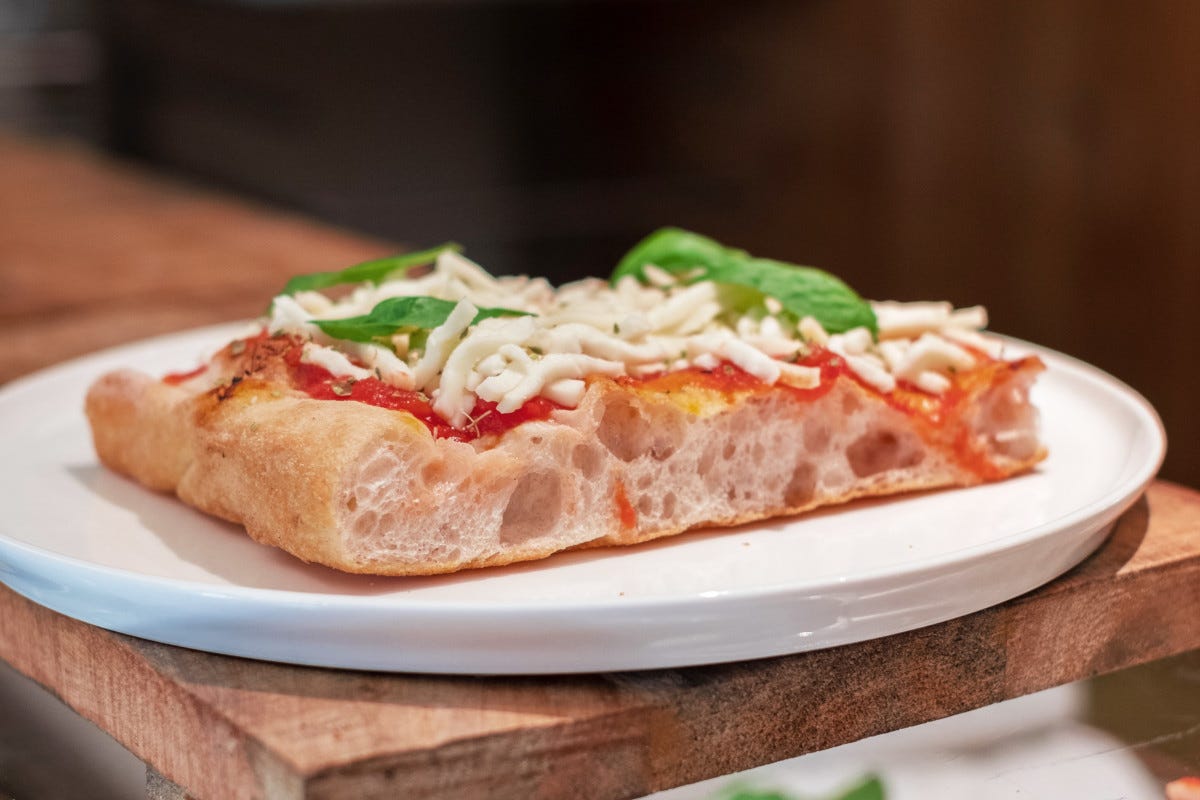 L'iconica pizza di Reato Bosco Le forme del sapore di Renato Bosco al Mantova Village