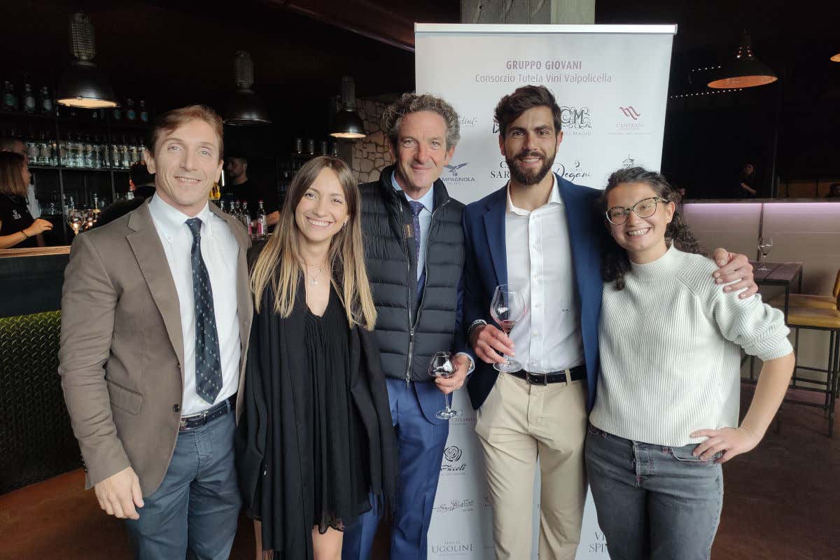 Alcuni rappresentanti del neonato Consorzio Gruppo Giovani, insieme a Christian Marchesini, Presidente del Consorzio Valpolicella 