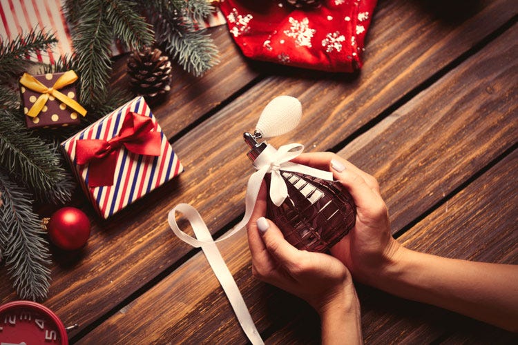 (I regali di Natale delle aziendeBene vino e dolci, scendono i viaggi)