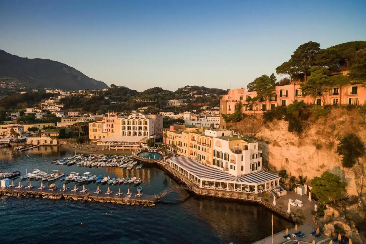 L'hotel &egrave; tra i pi&ugrave; conosciuti dell&rsquo;isola anche per le sue sorgenti termali&nbsp; 