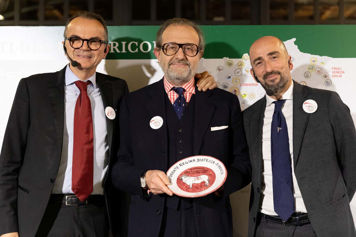 Matteo Perduca (al centro) con il piatto del Buon Ricordo di Regina Bistecca