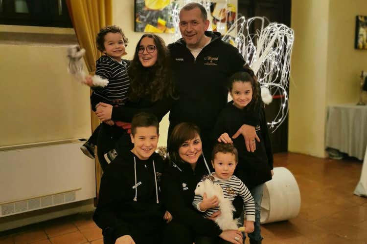 La famiglia Nizzi al completo (Nelle antiche celle dei monaci un viaggio nel tempo e nel gusto)