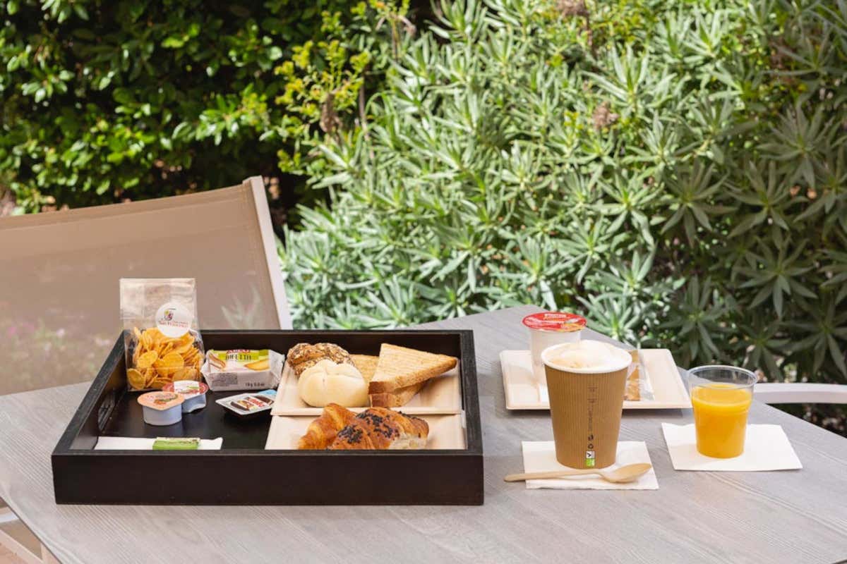 La colazione all'Honesty Bar (foto sito internet) Relais Antico Podere San Francesco, glamping sotto le stelle per notti da sogno