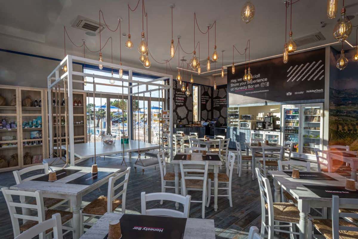 L'interno dell'Honesty Bar (foto sito Internet) Relais Antico Podere San Francesco, glamping sotto le stelle per notti da sogno