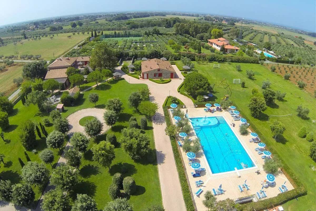 Veduta aerea del Relais Antico Podere San Francesco (foto sito Internet) Relais Antico Podere San Francesco, glamping sotto le stelle per notti da sogno