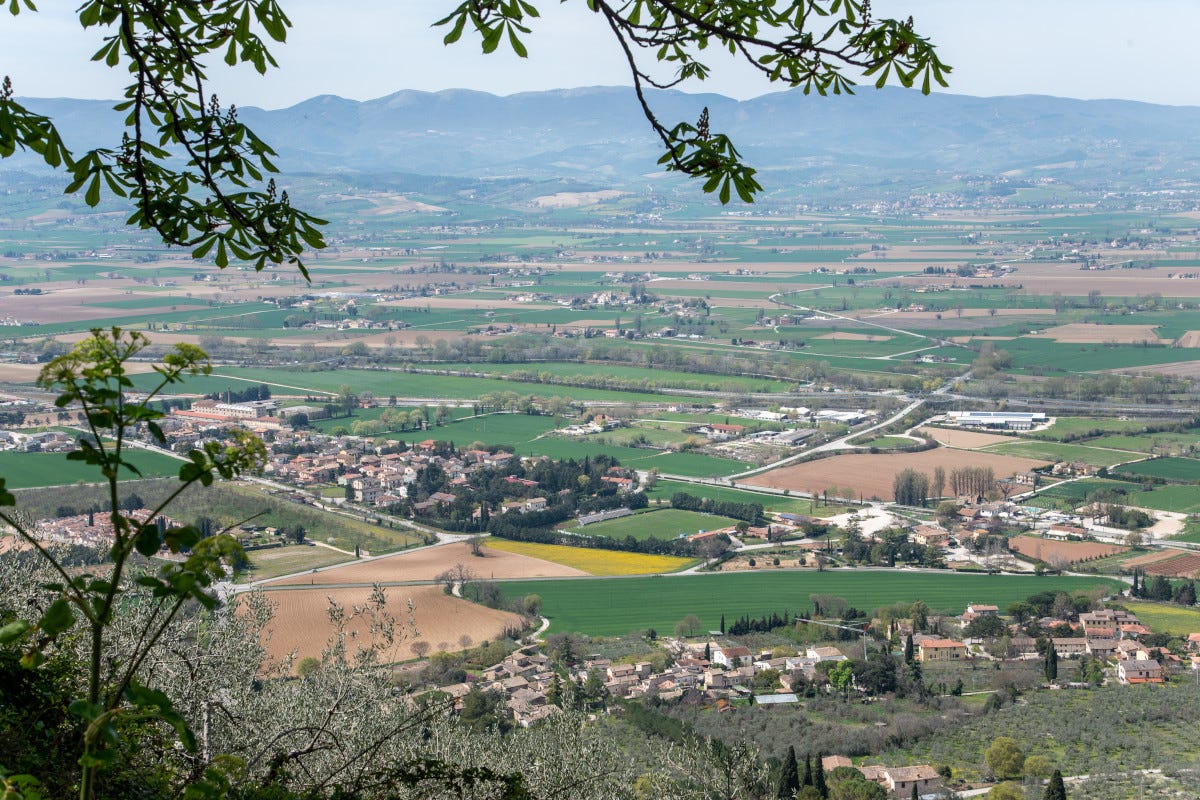 Il panorama che circonda il Relais Borgo Campello (foto Francesca Bocchia) A Campello Alto vacanze in castello o in convento