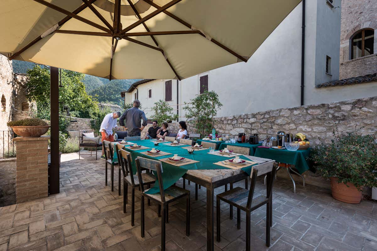 Relais Borgo Campello, tavolata all'aperto (foto Petrucci)  A Campello Alto vacanze in castello o in convento