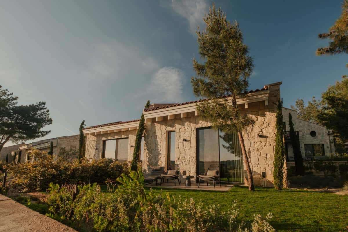 Il Relais & Châteaux KeyUrla accoglie gli ospiti in 24 ville distribuite tra i vigneti