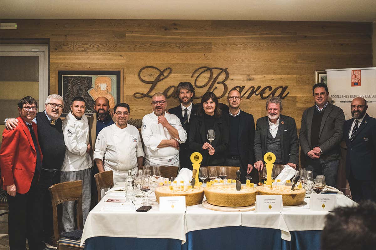 Relatori, produttori e staff de La Barca Il pesce sposa le eccellenze lombarde alla Trattoria La Barca