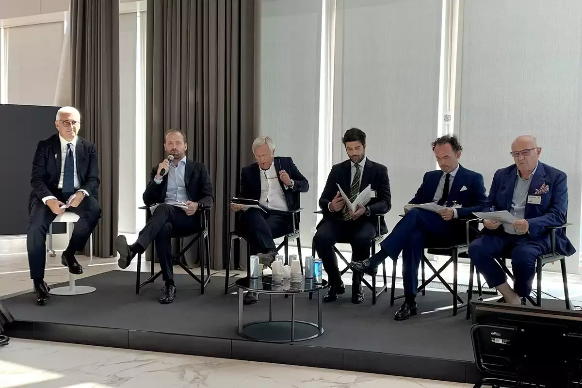 Alberto Gottardi (Forme), Andrea Guerini (PwC), Luciano Patelli (Promoberg), Francesco Maroni (Forme), Paolo Zanetti (Assolatte), Antonio Auricchio (Afidop) B2Cheese, l&rsquo;universo lattiero caseario torna a Bergamo