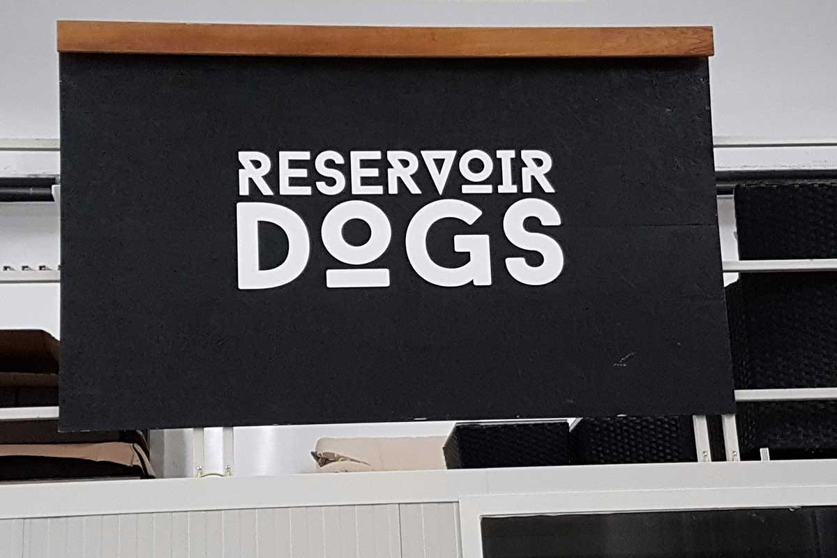 L'insegna del birrificio Reservoir Dogs, il birrificio artigianale che omaggio Tarantino