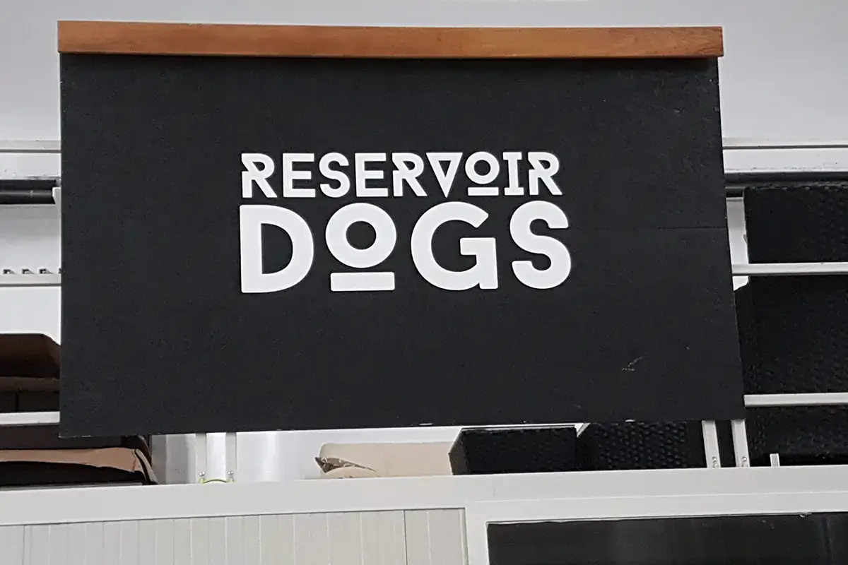L'insegna del birrificio Reservoir Dogs, il birrificio artigianale che omaggio Tarantino